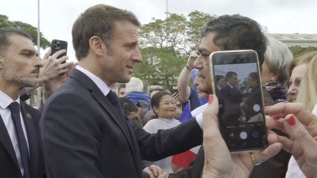 Il a bien fait à mes côtés : interrogé sur Édouard Philippe à Nouméa, Emmanuel Macron loue l'action de l'ancien Premier ministre à ses côtés