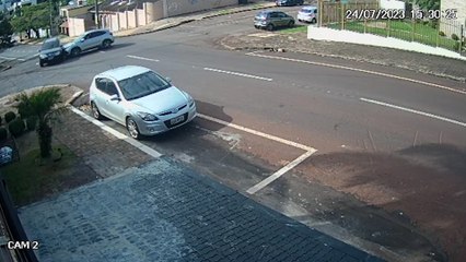 Câmera flagra acidente entre carros no Centro de Cascavel