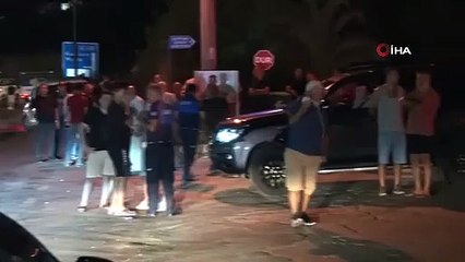 Des citoyens montent la garde dans l'incendie de forêt à Kemer