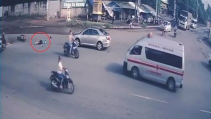 Vừa bị tai nạn... đúng lúc xe cưu thương xuất hiện