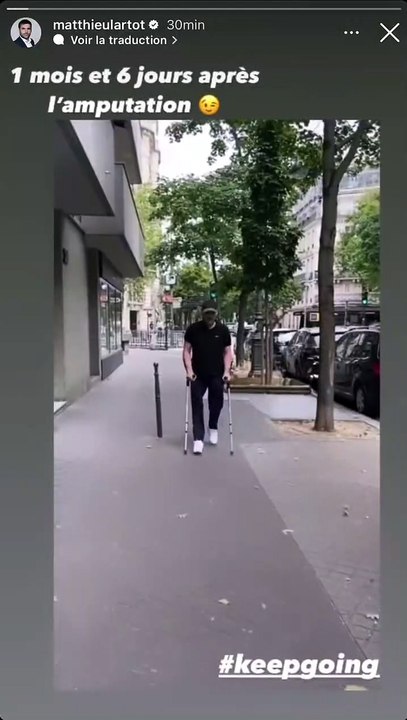 Amputation : Les images du journaliste Matthieu Lartot faisant ses premiers pas avec ses béquilles bouleversent les internautes et déclenchent des vagues d'encouragements