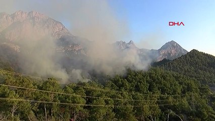 Début de la réponse aérienne au feu de forêt à Antalya Kemer