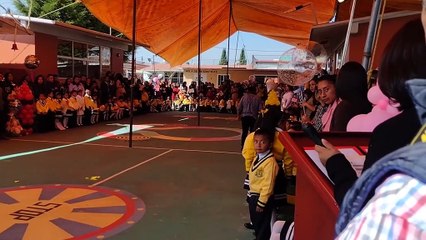 Madre acude con foto de su hijo fallecido a su graduación de kínder