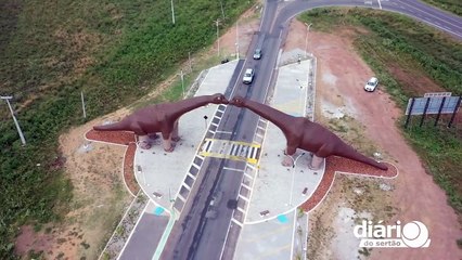 Artista plástico que fez famoso portal dos dinossauros na entrada de Sousa fala da relevância da obra