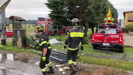 Video herunterladen: MALTEMPO LOMBARDIA, DECINE DI INTERVENTI TRA MILANO, VARESE E MONZA BRIANZA. A LISSONE (MB) MUORE UNA DONNA SCHIACCIATA DA UN ALBERO