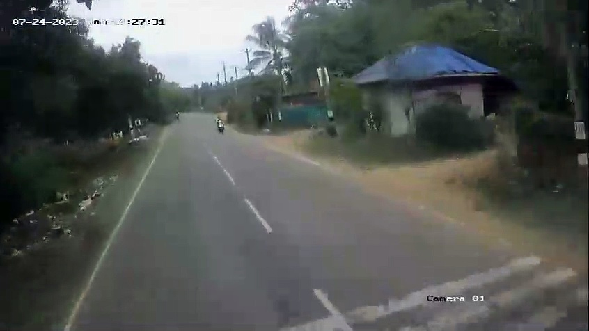 கொசுவை ஊதித்தள்ளுவது போல டிராக்டரை இடித்துவிட்டு சிட்டாக பறந்த தனியார் பேருந்து