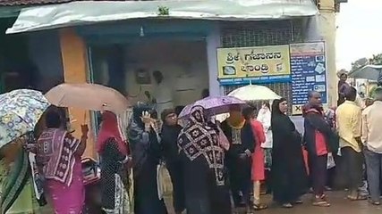 ಗೃಹಲಕ್ಷ್ಮಿ ಯೋಜಯ ನೋಂದಣಿಗೆ ಜಿಟಿ ಜಿಟಿ ಮಳೆ, ಸರ್ವರ್ ಕಾಟ- ಜನರ ಪರದಾಟ