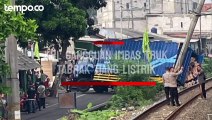 Imbas Truk Tabrak Tiang Listrik, Perjalanan KRL Terganggu Ratusan Penumpang Tertahan