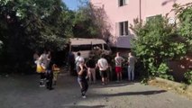 Üsküdar'da apartmanın bahçesine düşen minibüsün sürücüsü yaralandı