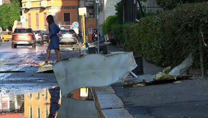 Maltempo Milano, tetti divelti dal vento e scaraventati sulle strade: il video