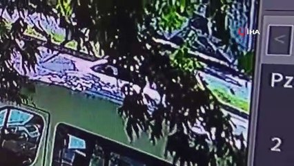 Dönüş yapmak isteyen otomobille motosikletlinin karıştığı kaza kamerada