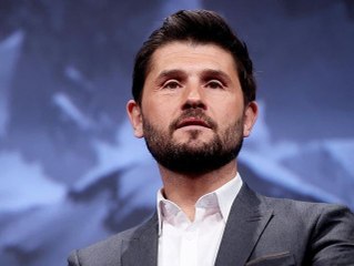 Télécharger la video: Christophe Beaugrand : son avion détourné, le message inquiétant de l'animateur de TF1 sur Twitter