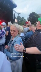 ¿Será mi ser amado? Hombre confunde a su esposa con otra mujer durante un concierto