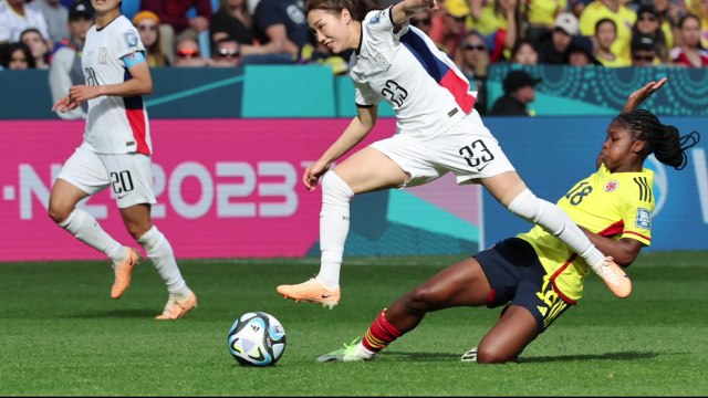 여자축구, 월드컵 조별예선 첫 경기 완패...16강 진출 먹구름 / YTN