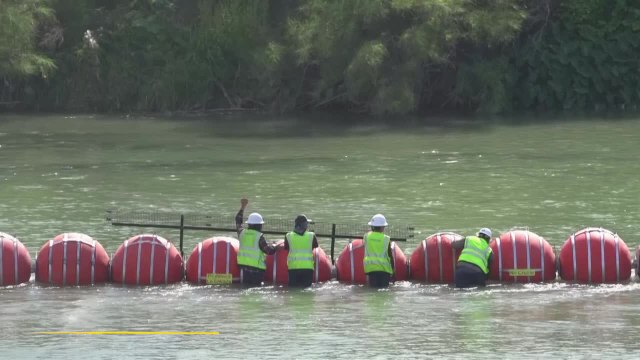 El gobernador de Texas ha instalado 350 metros de boyas en mitad del Río Grande