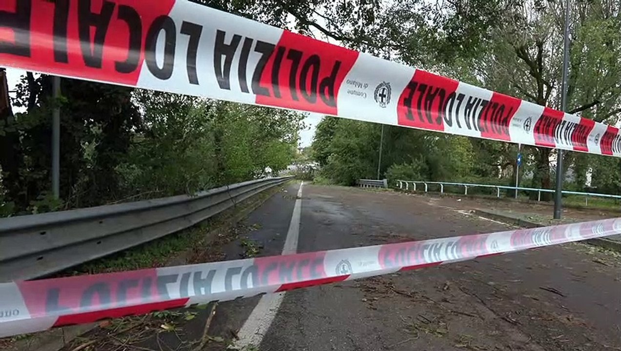 Maltempo a Milano, strade allagate e semafori s...