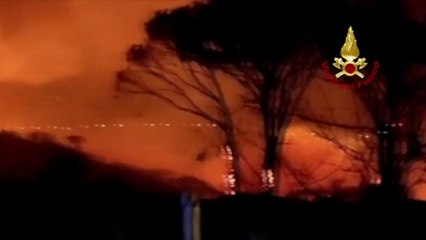 下载视频: Incendi nel Messinese, vigili del fuoco in azione a Curcuraci e Tono