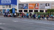 Jovens formam longa fila para se inscrever em cursos gratuitos em Maceió