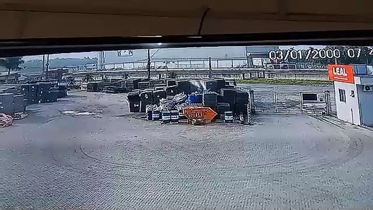 Carga de madeira se desprende de caminhão e mata motorista na BR-470