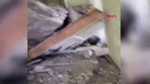 Adana'da depremde dağdan kopan kaya parçaları eve girdi