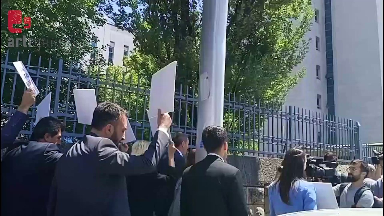 Yeşil Sol Parti milletvekilleri Maliye Bakanlığı’na yürüyor