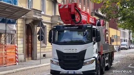 Nubifragio a Milano: una lunga impalcatura crolla sui cavi del filobus