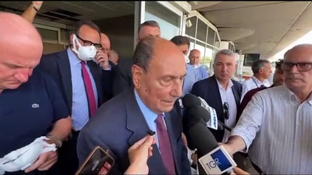 Incendi, Schifani: «Situazione senza precedenti, ma coordinamento interventi funziona»