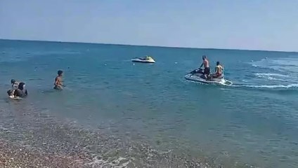 Şiddetli rüzgarın etkisiyle deniz yatağıyla 1 buçuk kilometre sürüklenen genç, kurtarıldı