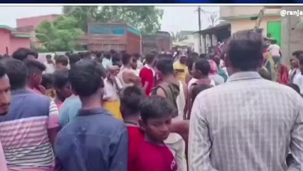 Скачать видео: BREAKING: तेज रफ्तार ट्रक ने बाइक सवार 2 लोगों को रौंदा, एक की दर्दनाक मौत