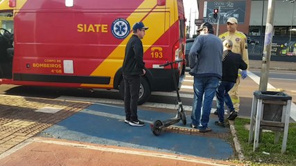 Patinete atropela pessoa que atravessou ciclovia e mulher fica ferida
