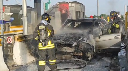 Auto prende fuoco al casello autostradale (25.07.23)