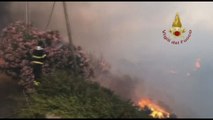 Incendi in Sicilia, vigili del fuoco in azione nel messinese