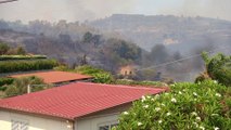 Incendi in tutta la città, case e interi costoni bruciati