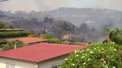 Incendi in tutta la città, case e interi costoni bruciati