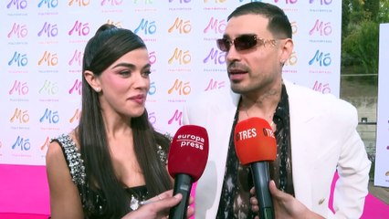 Violeta Mangriñán y Fabio Collorichio comparten un romántico beso