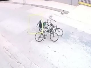 Bisikletiyle geldi, bisiklet çaldı