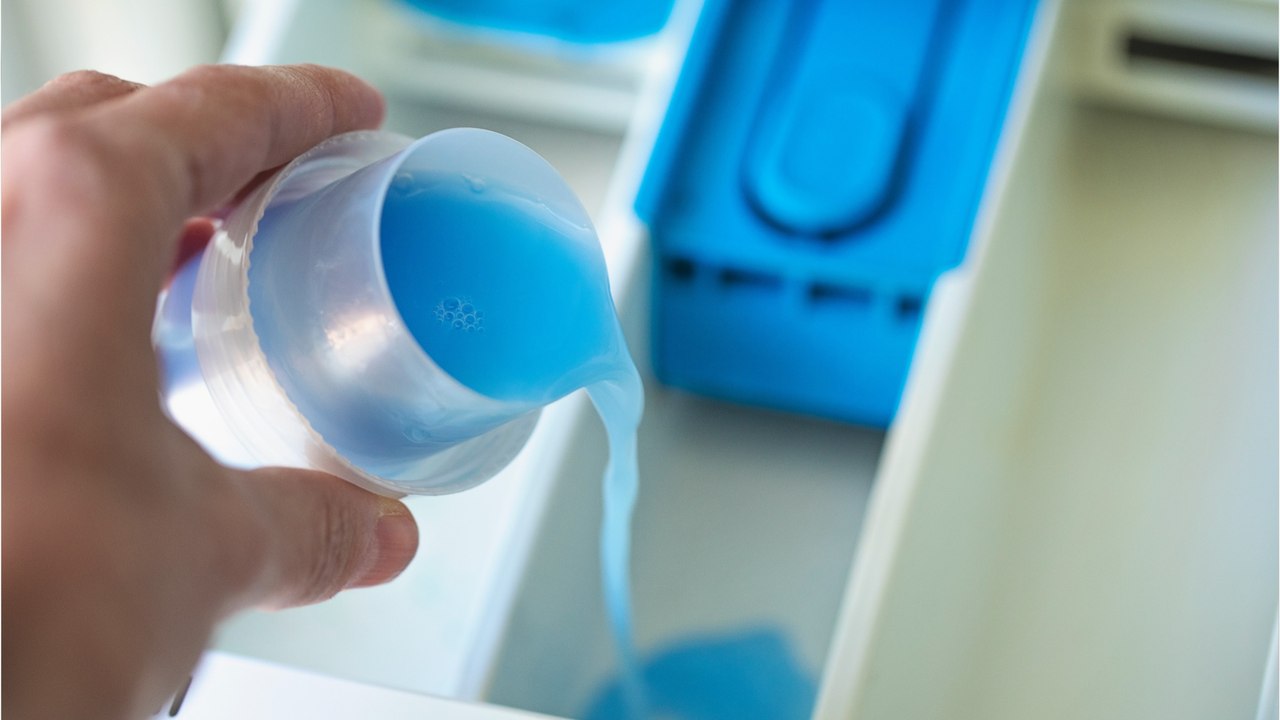 Kann man Weichspüler mit Waschmittel mischen?