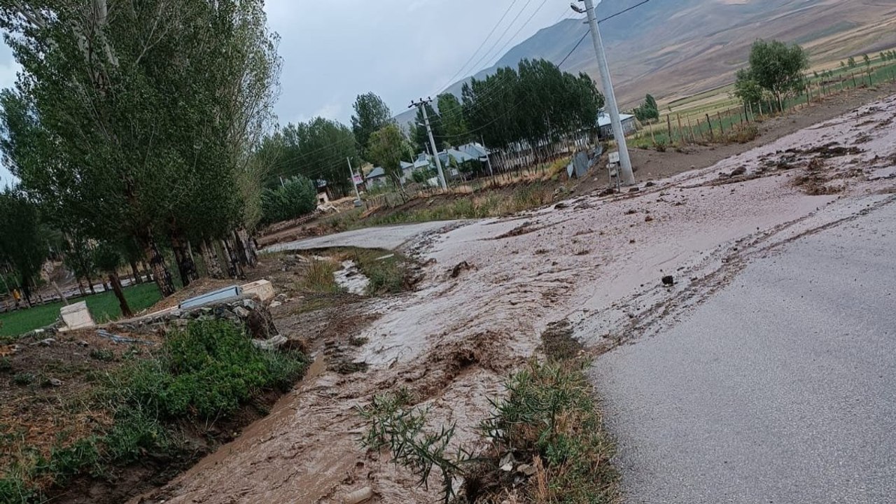 Özalp’te sağanak sele neden oldu
