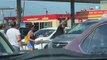 Pai quebra para-brisa do carro para salvar filho preso em carro sob calor de 40ºC nos EUA