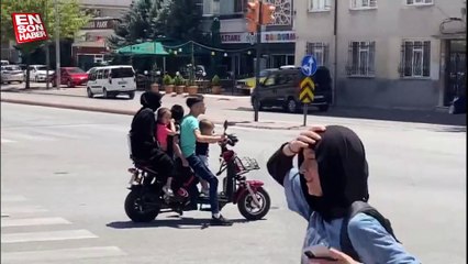 Konya’da elektrikli bisiklete 5 kişi binen aile kameraya yansıdı