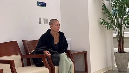 En larmes et le crâne rasé, l'influenceuse Caroline Receveur révèle dans une vidéo être touchée par un "cancer du sein agressif" et suivre une chimiothérapie