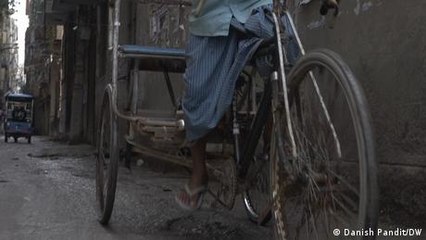New Delhi's e-rickshaws leave bicycle drivers in the dust