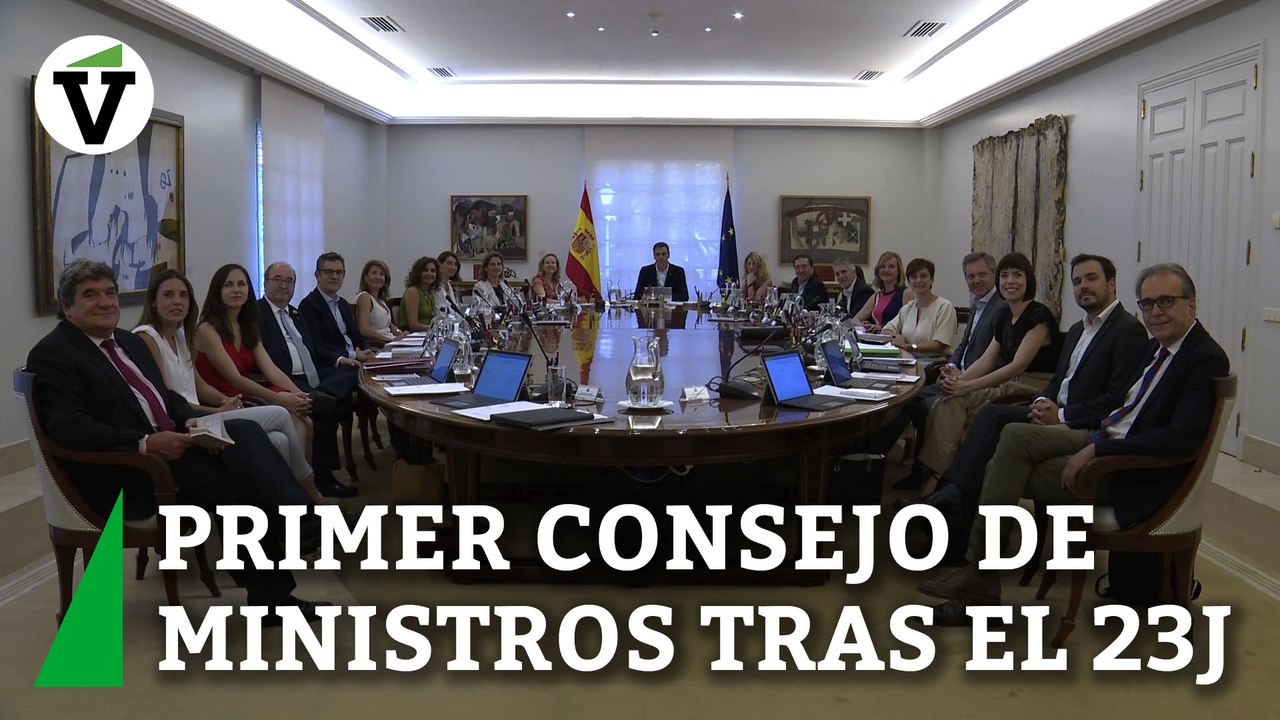 Caras sonrientes en el primer Consejo de Ministros tras las elecciones