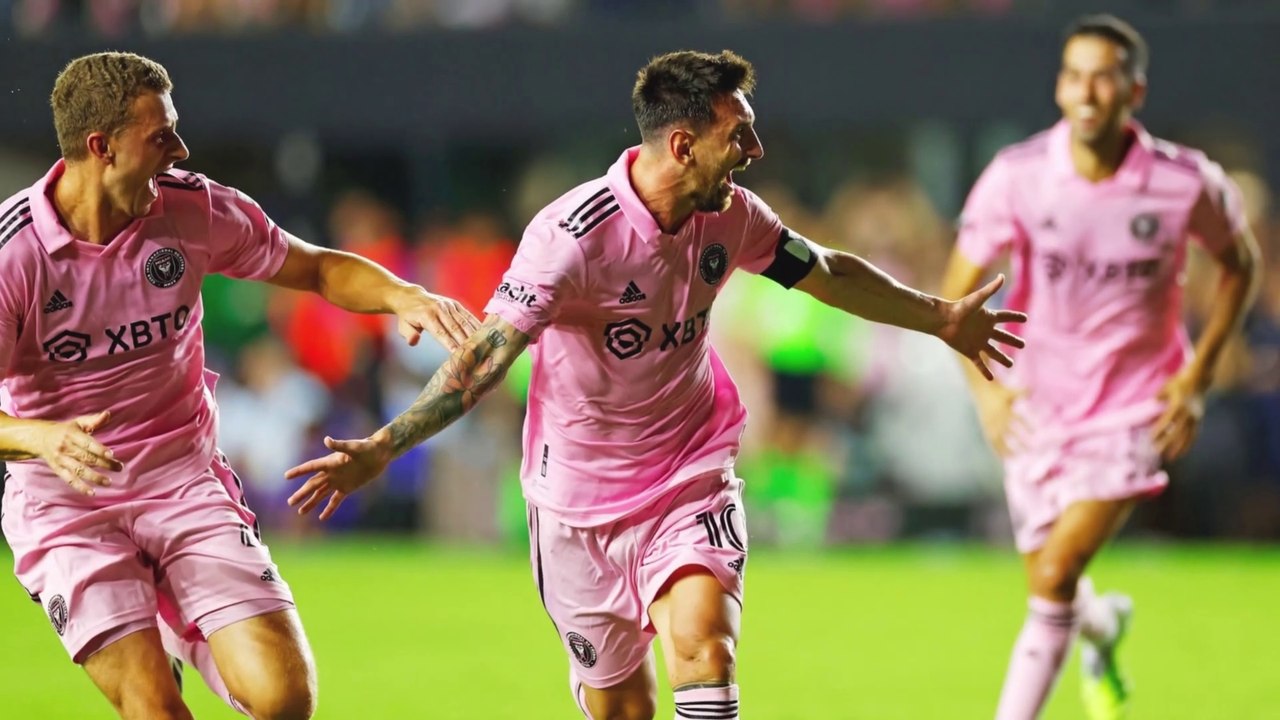 Crazy angle of Lionel Messi’s Freekick Goal Against Crzu Azul on his Debut