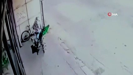 Il est venu en vélo et a volé le vélo... Ces moments sont filmés.