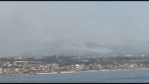 Gli incendi visti dallo Stretto di Messina, Sicilia e Calabria in fiamme