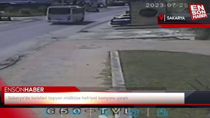 Sakarya'da turistleri taşıyan midibüse hafriyat kamyonu çarptı