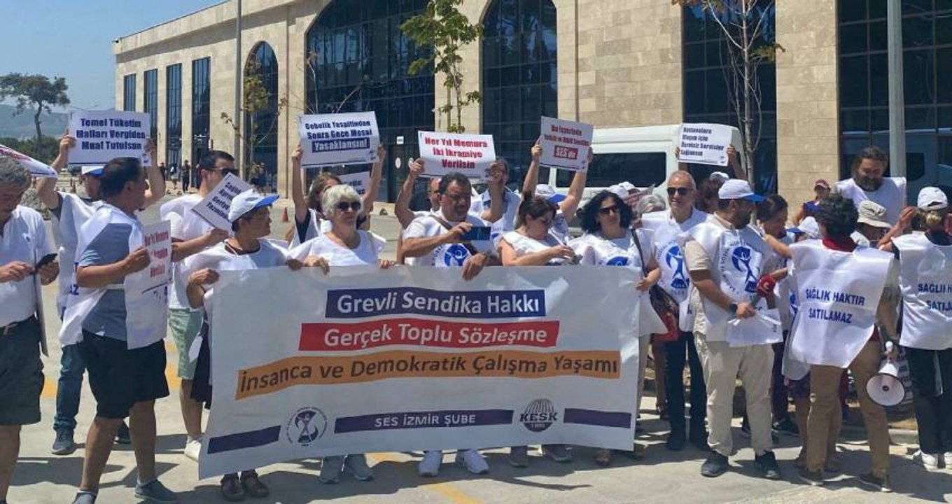 Sağlık çalışanları İzmir'de eylem yaptı: 'Yoksulluk sınırının üstünde temel ücret istiyoruz'