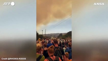 Grecia, fiamme ancora fuori controllo sull'isola di Rodi