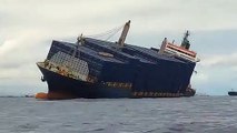 La nave portacontainer urta gli scogli e affonda